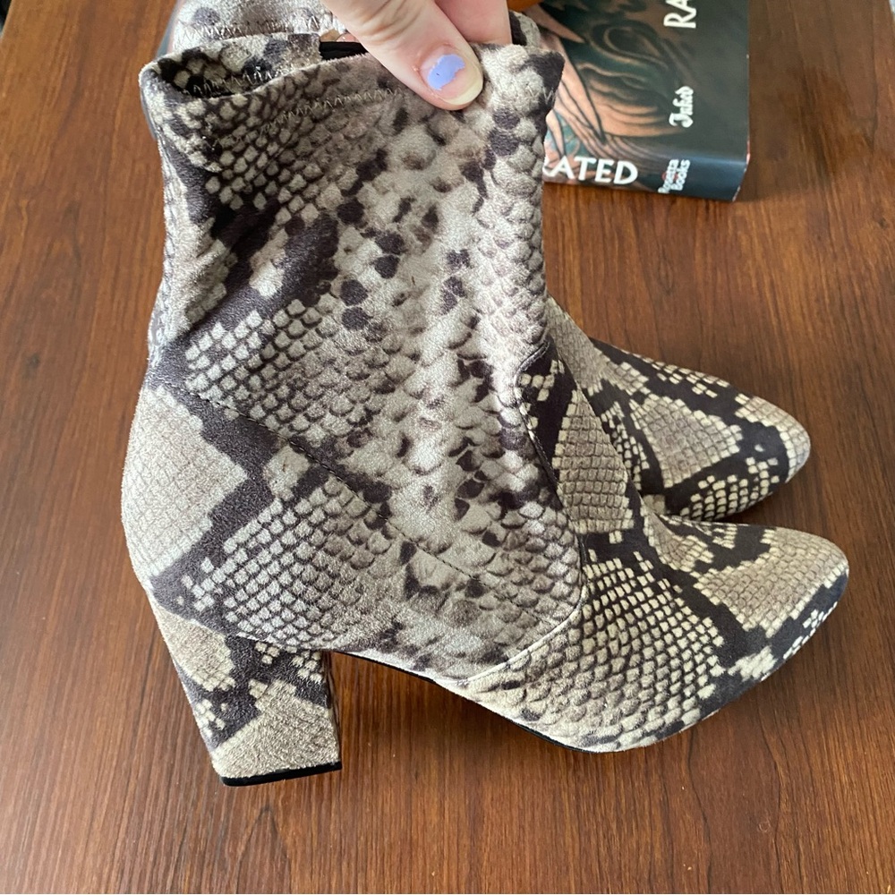 STEVE MADDEN Elory Stretch Ankle Boot Snake Skin Print Gray Cream Size 8